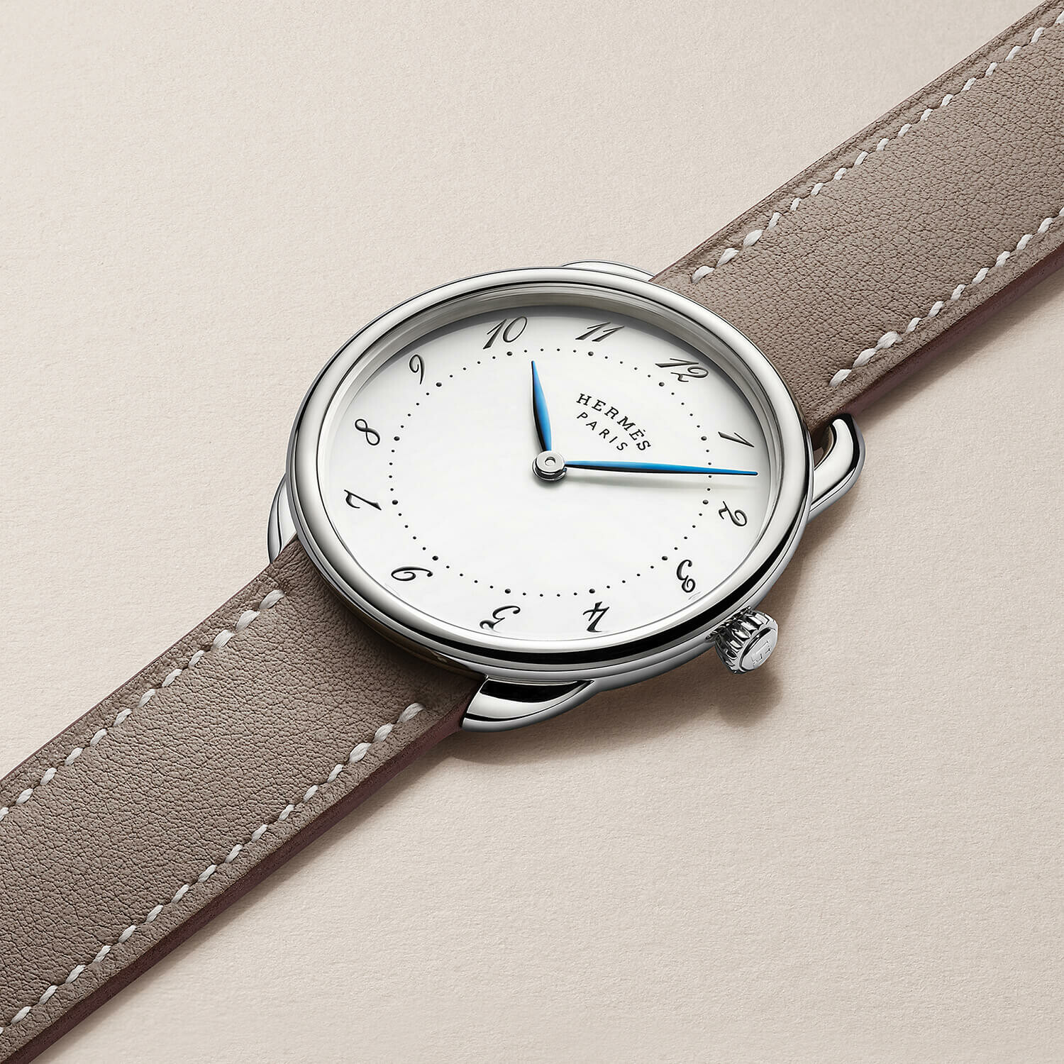 Attaches asymétriques en forme d’étriers de la montre Arceau d’Hermès