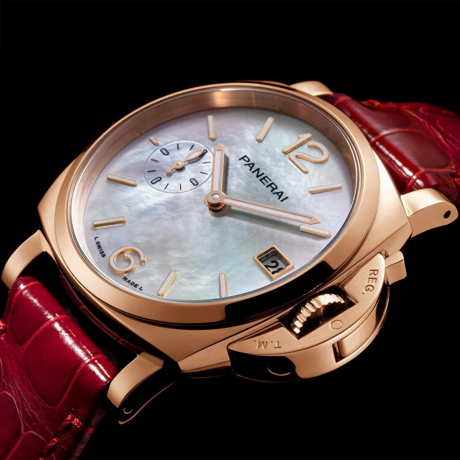 Profil fin et protège-couronne d’une montre Panerai Luminor Due