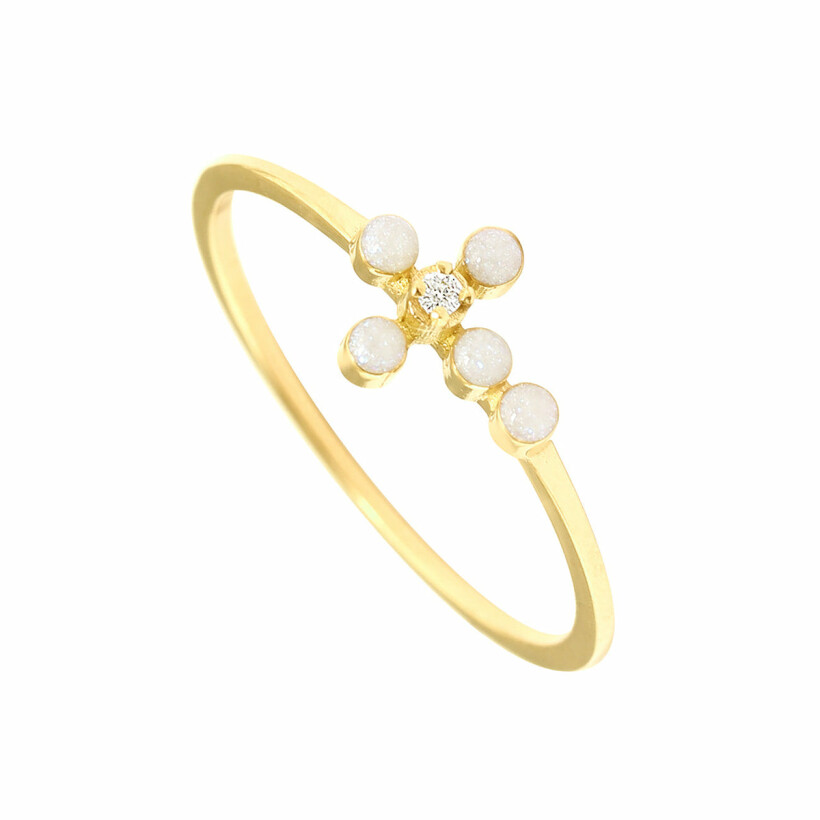 Bague Gigi Clozeau Croix Perlée en or jaune, résine opale et diamant, taille 54