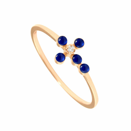 Bague Gigi Clozeau Croix Perlée en or rose, résine bleu prusse et diamant, taille 50