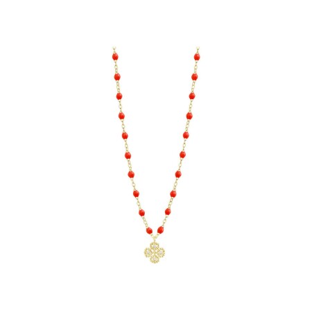 Collier Gigi Clozeau Lucky Trèfle en or jaune, résine corail et diamants, taille 42cm