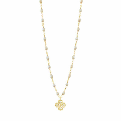 Collier Gigi Clozeau Lucky Trèfle en or jaune, résine opale et diamants, 42cm