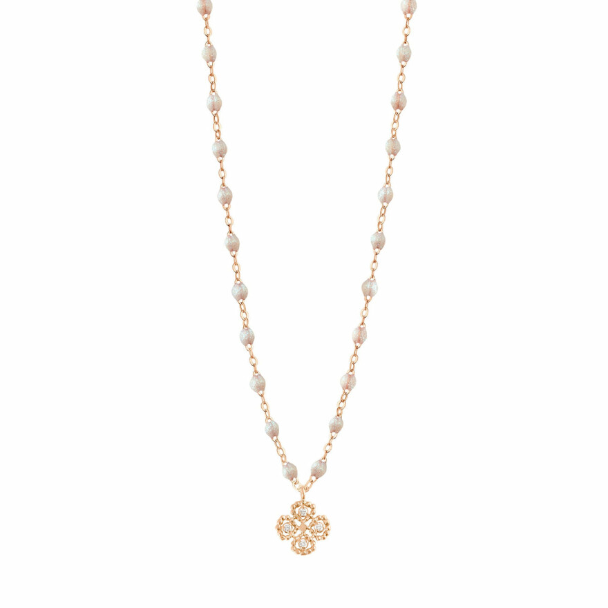 Collier Gigi Clozeau Lucky Trèfle en or rose, résine opale et diamants, 42cm