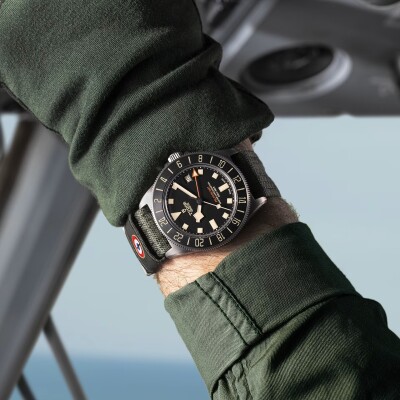 Montre TUDOR Pelagos FXD GMT, boîtier 42 mm en titane, bracelet en tissu vert