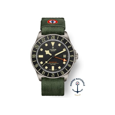 Montre TUDOR Pelagos FXD GMT, boîtier 42 mm en titane, bracelet en tissu vert