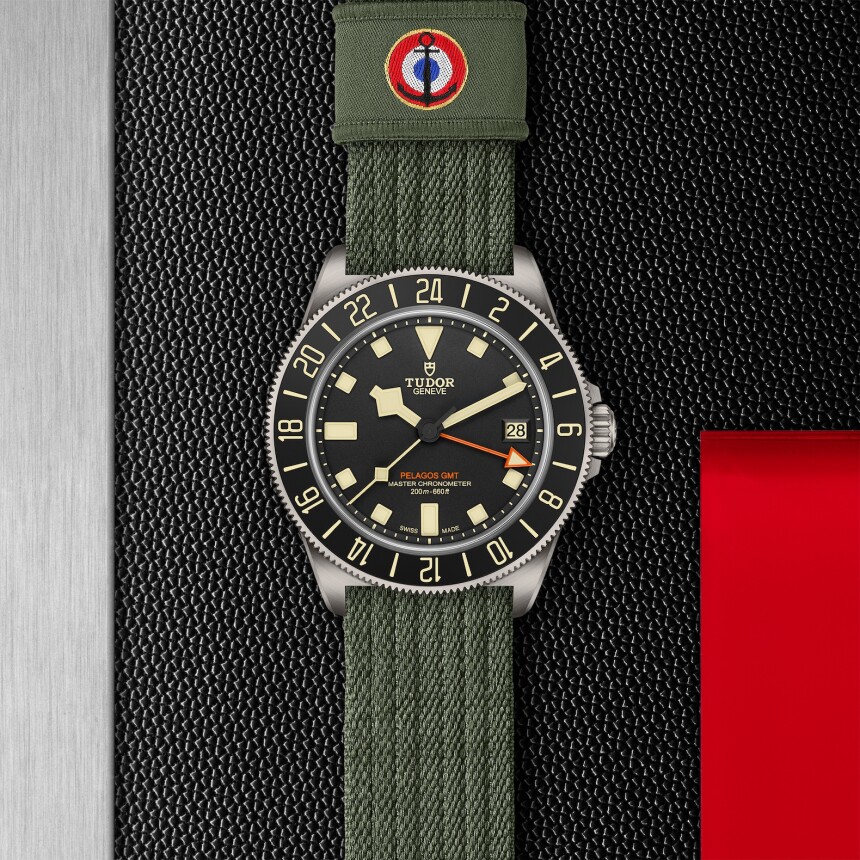 Montre TUDOR Pelagos FXD GMT, boîtier 42 mm en titane, bracelet en tissu vert