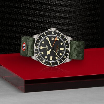 Montre TUDOR Pelagos FXD GMT, boîtier 42 mm en titane, bracelet en tissu vert