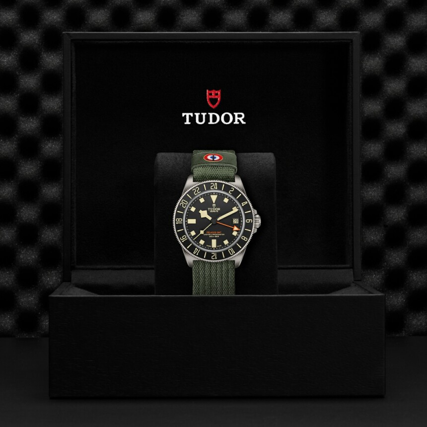 Montre TUDOR Pelagos FXD GMT, boîtier 42 mm en titane, bracelet en tissu vert