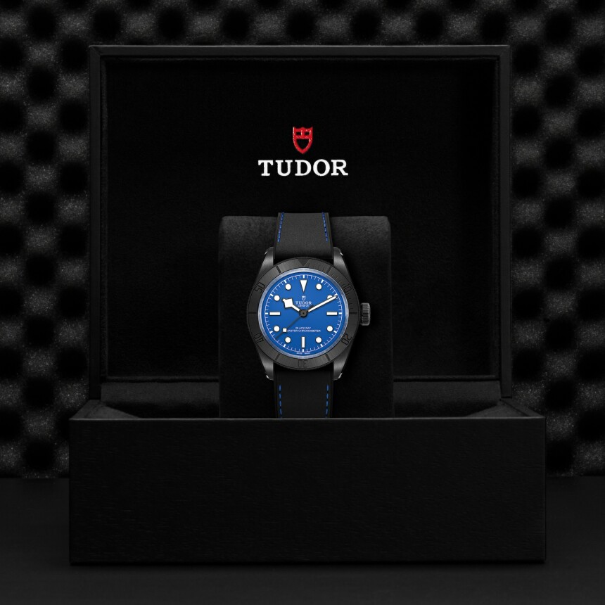 Montre TUDOR Black Bay Ceramic, boîtier en céramique, 41mm, cadran bleu