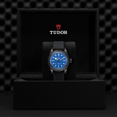 Montre TUDOR Black Bay Ceramic, boîtier en céramique, 41mm, cadran bleu