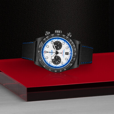 Montre TUDOR Black Bay Chrono, boîtier en carbone noir, 42 mm, cadran « racing white »