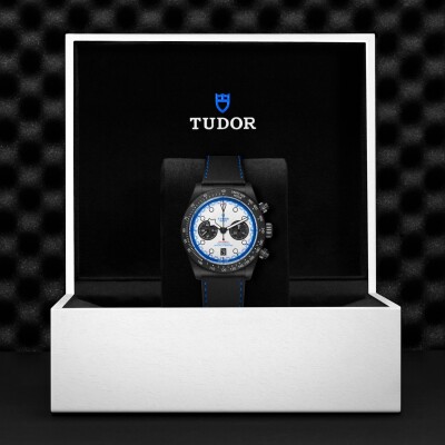 Montre TUDOR Black Bay Chrono, boîtier en carbone noir, 42 mm, cadran « racing white »