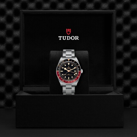 Montre TUDOR Black Bay 58 GMT, boîtier en acier, 39 mm, lunette noire et bordeaux