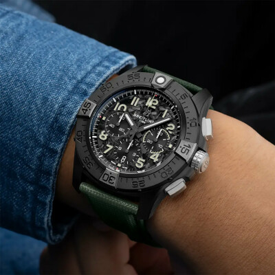 Montre Breitling Super Avenger B01 Chronograph 46 Night Mission