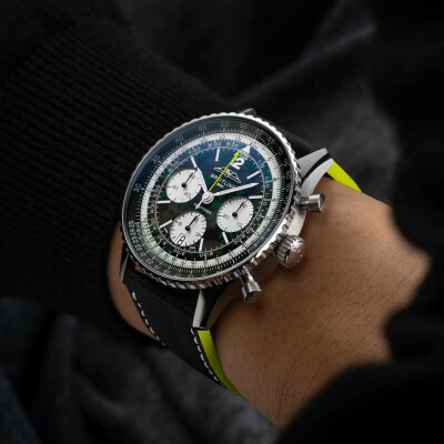 Montre Breitling Navitimer B01 Chronograph 43 Aston Martin Aramco Formula One™ Team Édition Limitée EB01381A1B1X1