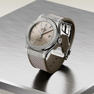Montre Hublot Classic Fusion Titanium Essential Taupe 45mm