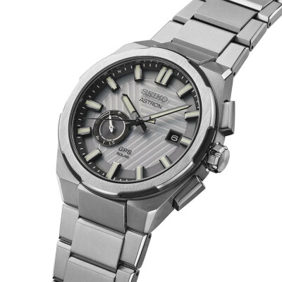 Montre Seiko Astron Quartz GPS Solaire Silvertone "Earth" Édition Limitée SSJ037J1