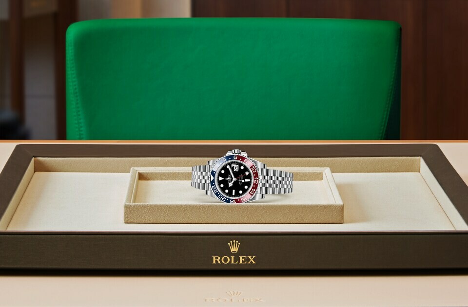 Rolex GMT‑Master II en Acier Oystersteel M126710BLRO-0001 chez Dubail - vue 4