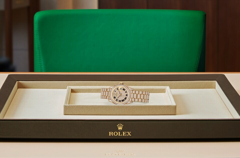 Rolex Lady‑Datejust en Or jaune 18 ct avec flancs de carrure et cornes sertis de diamants M279458RBR-0001 chez Dubail - vue 4