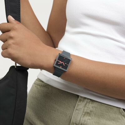 Montre Swatch Essentials Squared Off