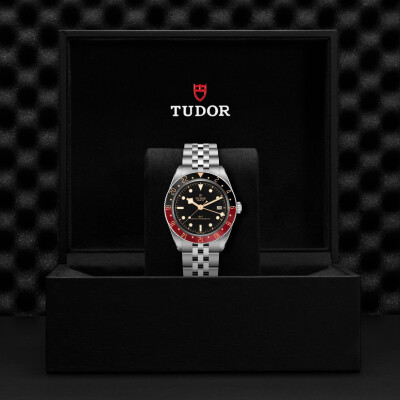 Montre TUDOR  Black Bay 58 GMT boîtier en acier, 39 mm, lunette noire et bordeaux