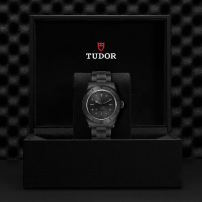 Montre TUDOR  Black Bay Ceramic boîtier en céramique, 41 mm, bracelet entièrement en céramique