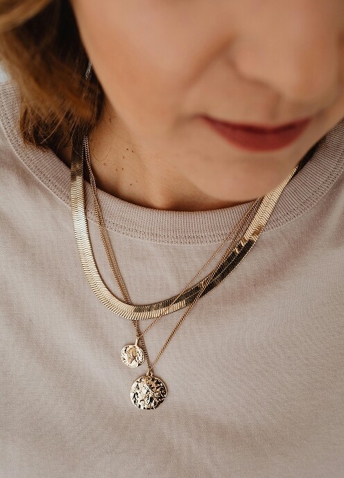 Femme portant collier en or