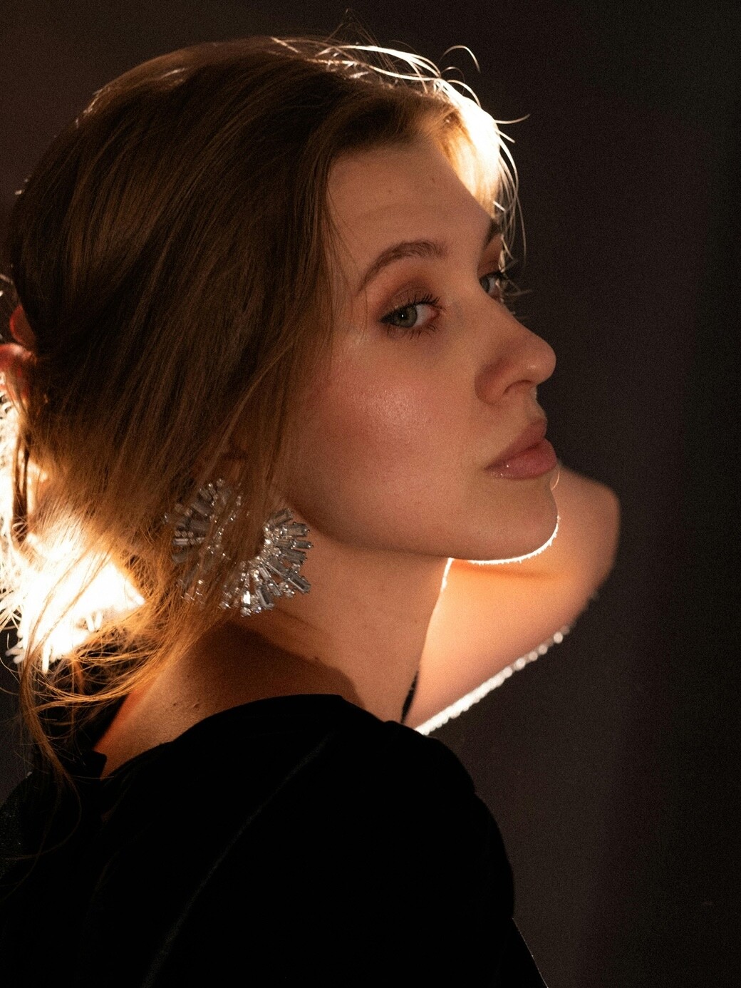 Femme portant boucles d'oreilles