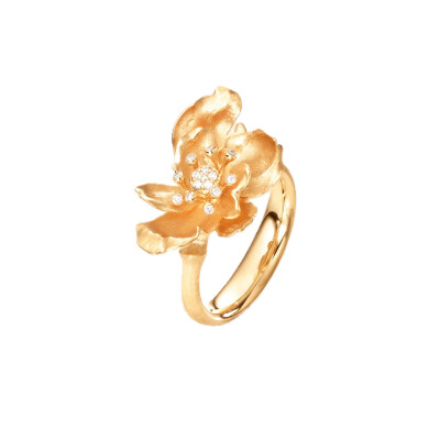 Ole Lynggaard Copenhagen – Wild Rose Ring in 18k Yellow Gold with Diamonds