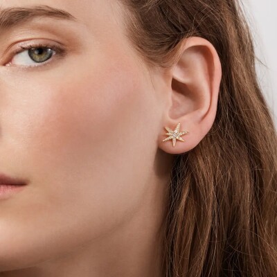 Ole Lynggaard Copenhagen – Funky Stars Medium Earrings in 18k Yellow Gold with Diamonds