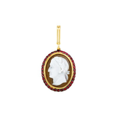 Precious Cameo Shell & Rubies Medal – 18k Yellow Gold