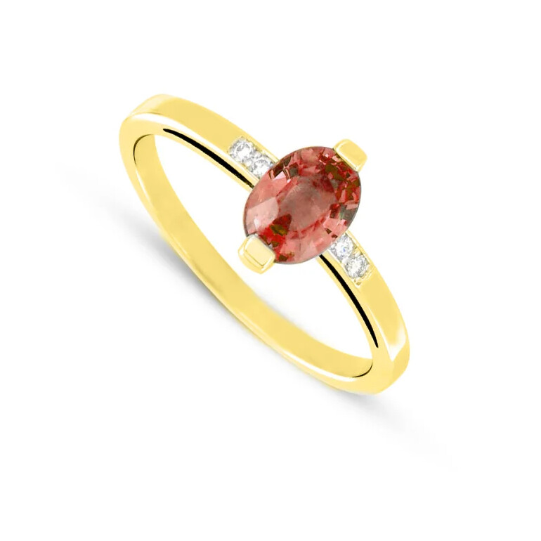 Bague en or jaune avec rubis ovale et diamants