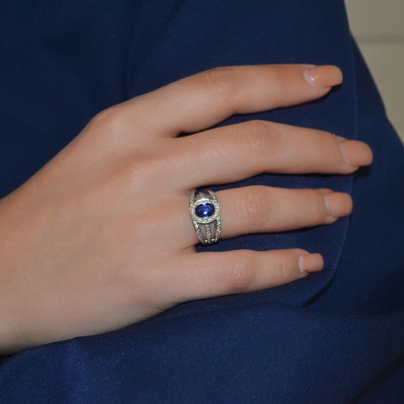 Bague en or blanc saphir bleu et diamants