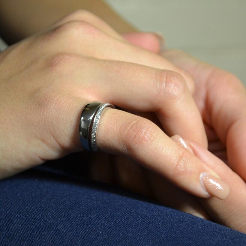 Bague en or blanc et une ligne de diamants