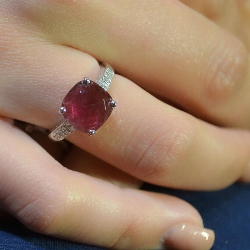 Bague en or blanc, tourmaline rose 10 x 10 et diamants