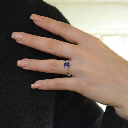 Bague en or blanc et saphir