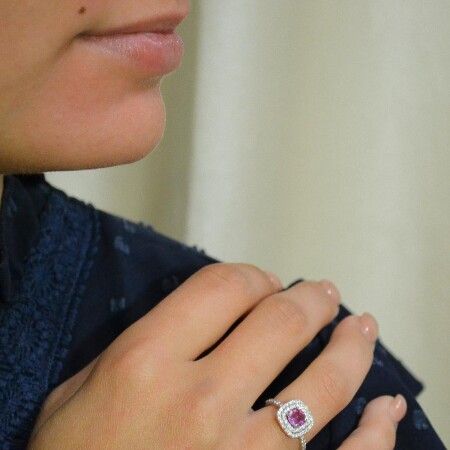 Bague en or blanc, saphir rose rond et diamants