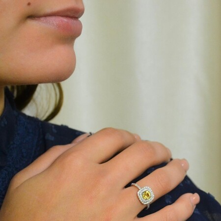 Bague en or blanc, saphir jaune et diamants