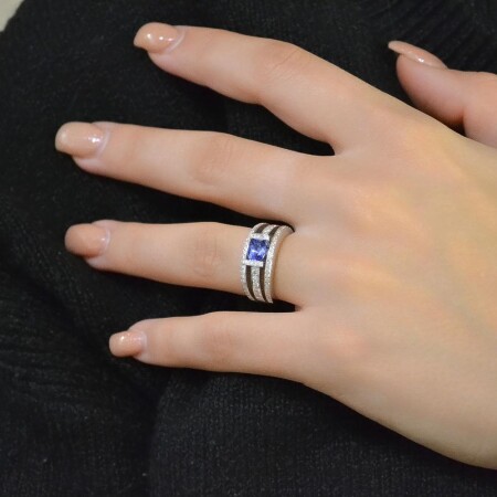 Bague en or blanc saphir et diamants