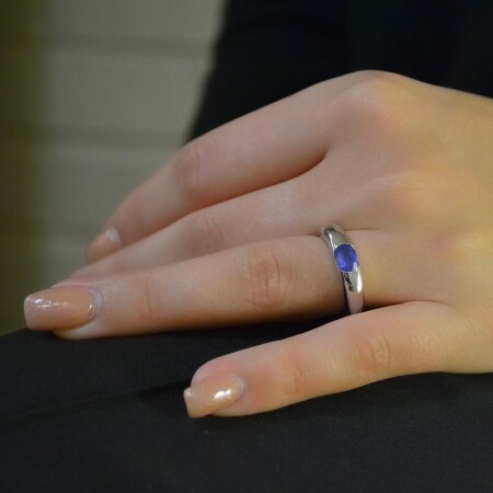 Bague jonc en or blanc et saphir bleu 7 x 5