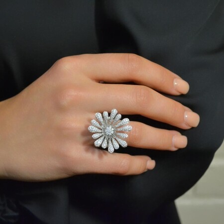 Bague Fleur, corps de bague écorce en or blanc et pavage diamants