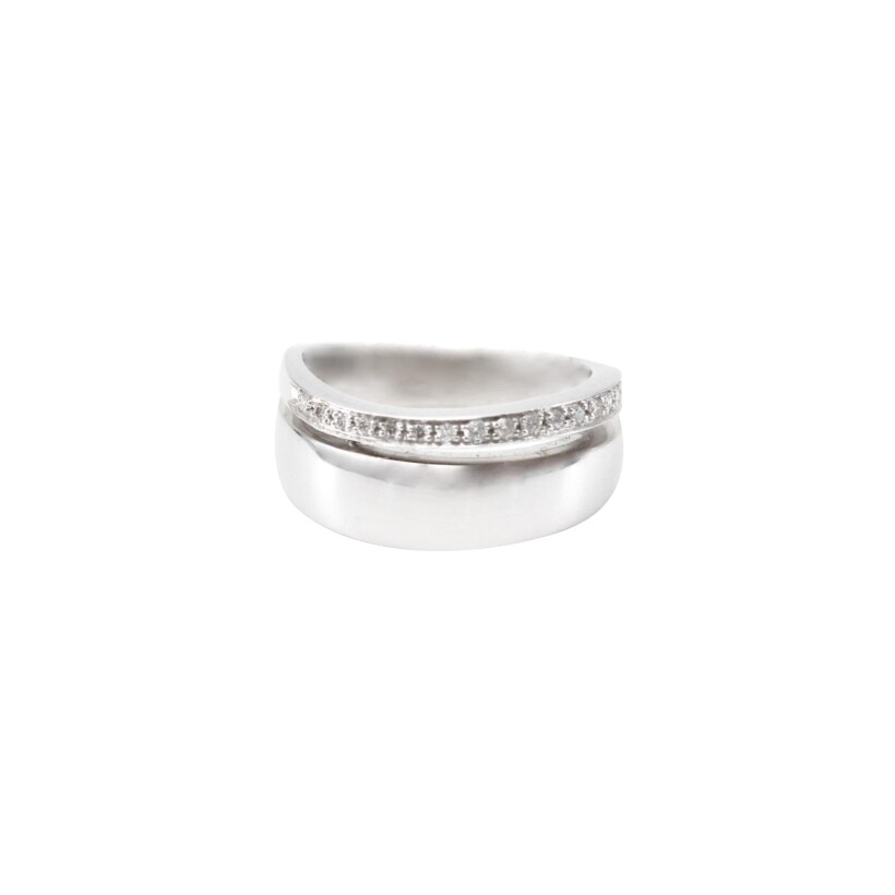 Bague en or blanc et une ligne de diamants