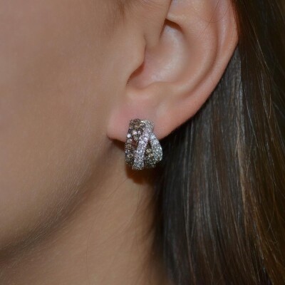 Boucles d'oreilles en or blanc, pavage diamants et diamants bruns