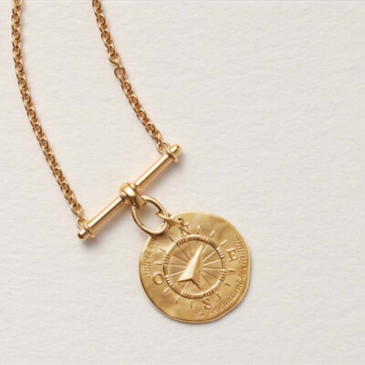 Médaille Arthus Bertrand La Boussole grand modèle en or jaune sablé, 23mm