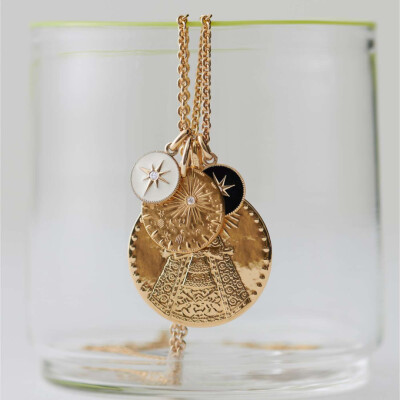 Médaille Arthus Bertrand Étoile en or jaune poli, laque ivoire  et diamant, 10mm