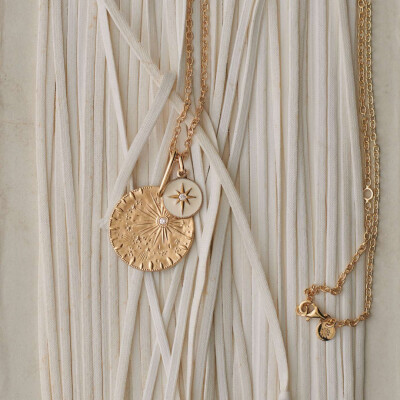 Médaille Arthus Bertrand Étoile en or jaune poli, laque ivoire  et diamant, 10mm