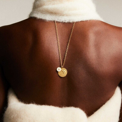 Médaille Arthus Bertrand Étoile en or jaune poli, laque ivoire  et diamant, 10mm