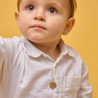 Médaille Arthus Bertrand Vierge à l'enfant perlée en or jaune sablée, 18mm