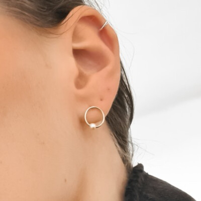 Boucles d'oreilles créoles Claverin Pure en or jaune et perles blanches