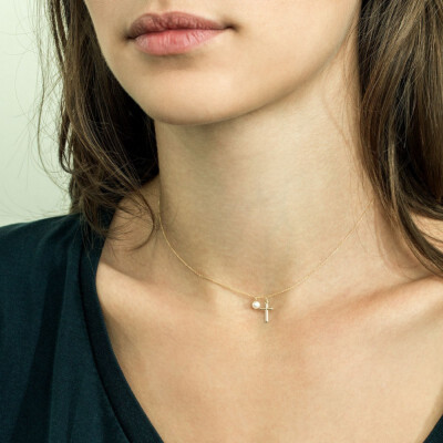 Collier Claverin Kiss Cross charm en or jaune et perle blanche, 42cm